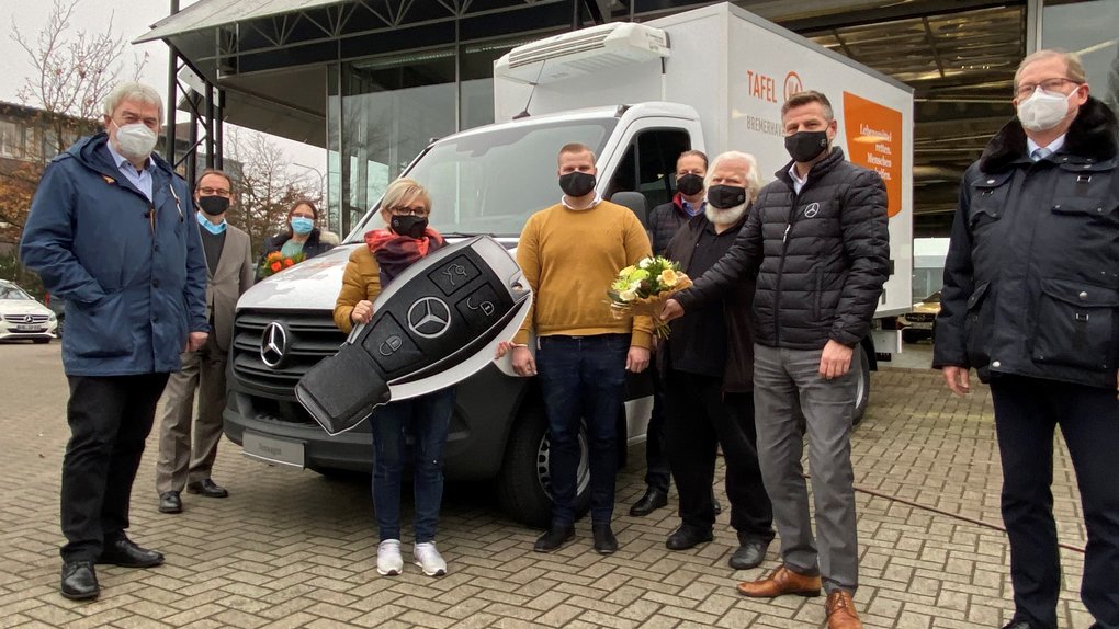 Im Bild von links: Uwe Parpart, Stadtrat für Arbeit und Soziales, Günter Dohrmann (Mercedes-Benz Diekmann Automobile Bremerhaven), Antje Alberts (Vorsitzende der Bremerhavener Volkshilfe e.V.), Gaby Treschok (Tafel), Hannes Haßmann (Mercedes-Benz), Reiner van Loh (Mercedes-Benz), Manfred Jabs (Landesvorsitzender der Tafeln Bremen und Niedersachsen), Thomas Schwellenthin (Verkaufsleiter Transport & Vans) und Thorsten Raschen (MdBB und Fraktionsvorsitzender der CDU Bremerhaven).                    Foto: Krüger