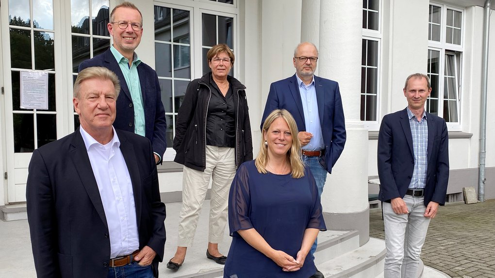 Besuch im Pflegezentrum Villa Schocken (im Bild von links): AWO Vorstandsvorsitzender Dr. Uwe Lissau, AWO Geschäftsführer Siegmar Weegen, AWO Vorstandsmitglied Sybille Böschen, Senatorin Maike Schaefer, Heinfried Becker (Büroleiter Bremerhaven energiekonsens) und energiekonsens-Geschäftsführer Martin Grocholl. Foto: Thomas Krüger