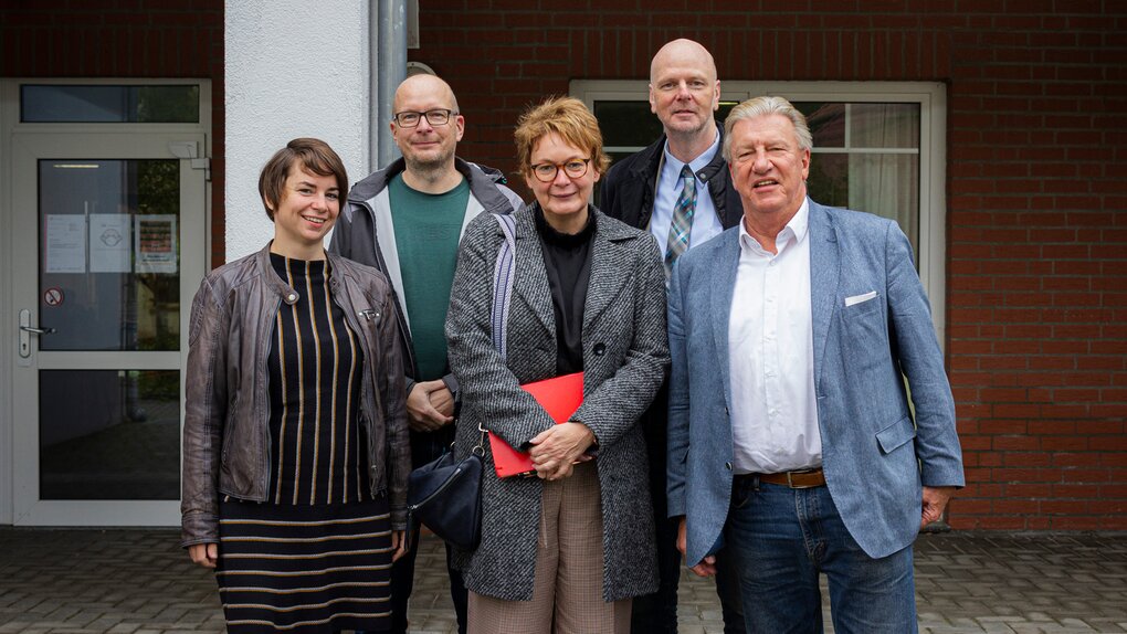 Kathrin Steffens (Fachbereichsleitung AWO Bremerhaven), Matthias Zemke (pädagogischer Mitarbeiter), Daniela Behrens (Sozialministerin), Eckart Kroon (Geschäftsführer AWO Bremerhaven) und Dr. Uwe Lissau (Vorstandsvorsitzender AWO Bremerhaven) | © AWO/Simone Hryzyk