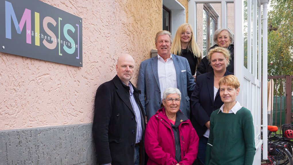 Untere Reihe, v.l.: AWO-Geschäftsführer Eckart Kroon, Sybille Böschen (Stellv. Vorstandsvorsitzende AWO Bremerhaven), Martina Völger (Leiterin des Amtes für Jugend, Familie und Frauen) mittlere Reihe, v.l.: Dr. Uwe Lissau (Vorstandsvorsitzender AWO Bremerhaven), Silke Rupietta (AWO Fachbereichsleitung), obere Reihe, v.l.: Heike Uffenbrink (Aufsichtsrat AWO und Leiterin der Volkshochschule Cuxhaven) und Barbara Riechers-Kuhlmann (Stellv. Vorstandsvorsitzende AWO Bremerhaven)  | © AWO Bremerhaven/Simone Hryzyk