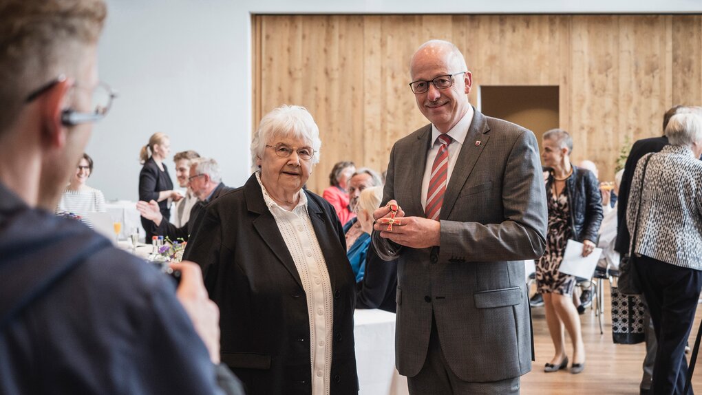 Im Auftrag des Bundespräsidenten zeichnete Bremerhavens Stadtverordnetenvorsteher Torsten von Haaren die 82-Jährige in den Räumen des Deutschen Auswandererhauses mit dem Orden aus | © AWO Bremerhaven/Simone Hryzyk