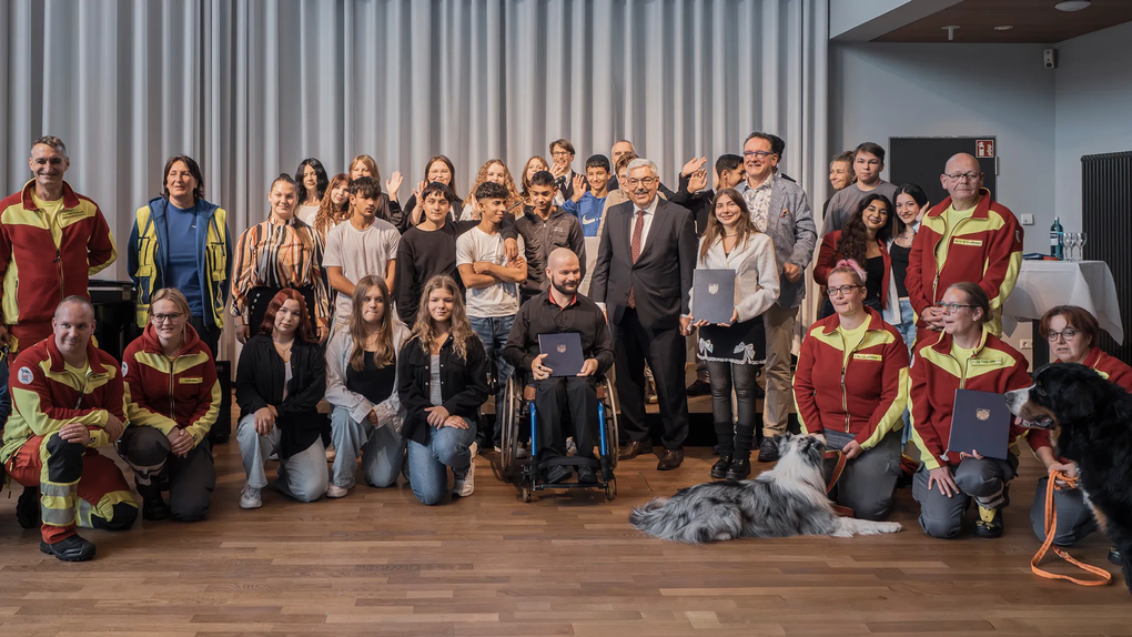 Die Preisträger: die Rettungshundestaffel Landkreis Osterholz, das Kreisjugendwerk der AWO Bremerhaven und Dirk Heyer | © AWO Bremerhaven / Simone Hryzyk Gruppenfoto der Preisträger des Zivilcouragepreises 2025 | © AWO Bremerhaven / Simone Hryzyk