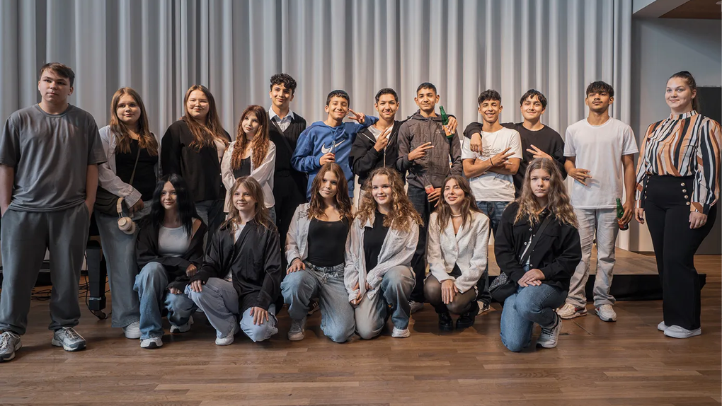 Die Jugendlichen des Jugendwerks der AWO Bremerhaven vor der Preisverleihung | © AWO Bremerhaven / Simone Hryzyk Gruppenfoto des Kreisjungdwerks der AWO Bremerhaven vor der Preisverleihung | © AWO Bremerhaven / Simone Hryzyk